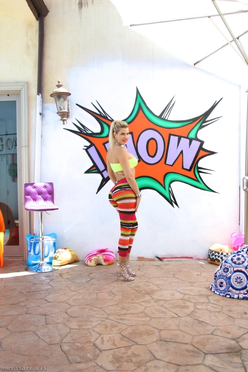 15P MILF drops yoga pants to wrap round ass around pole on the patio