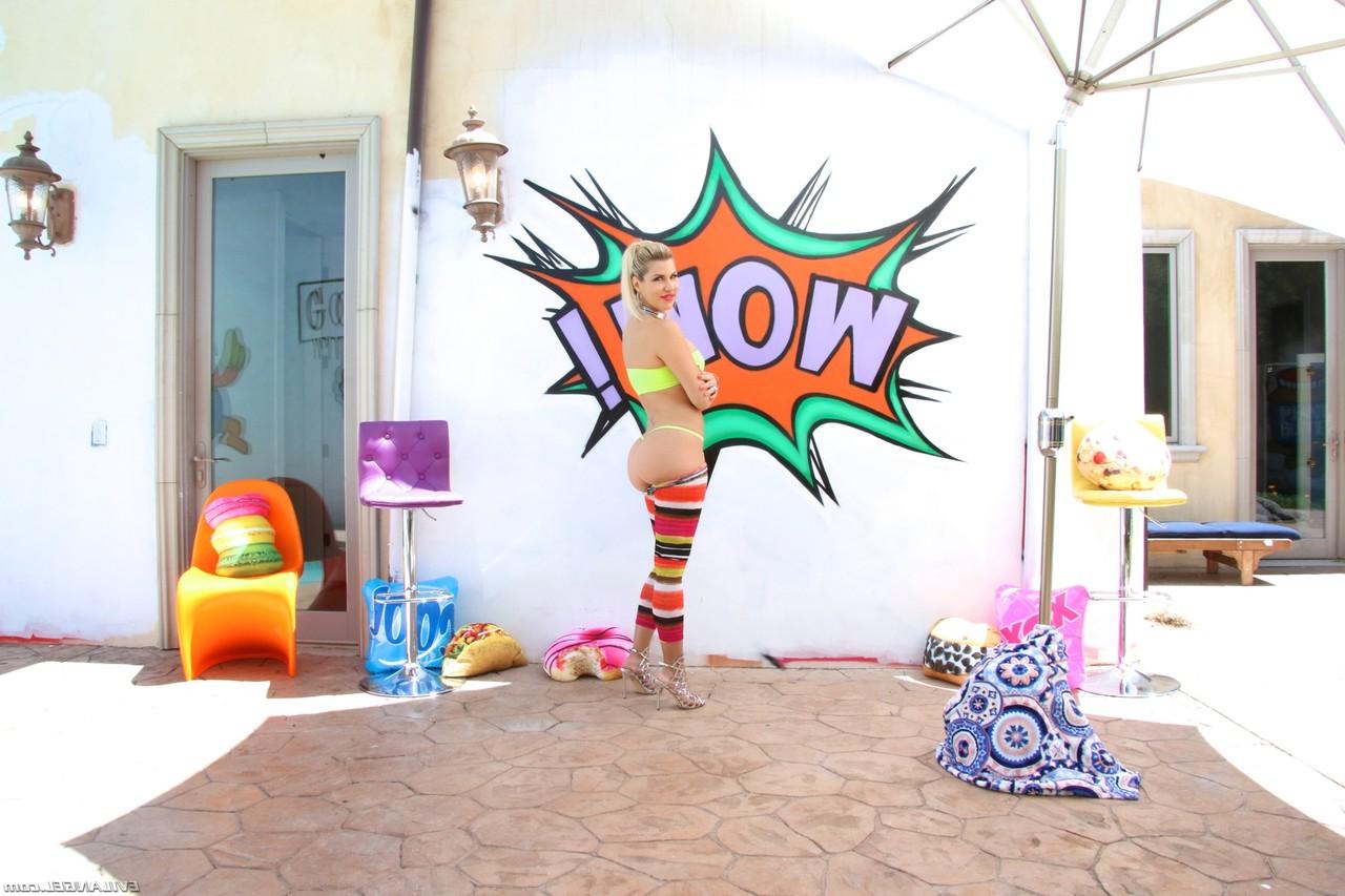 15P MILF drops yoga pants to wrap round ass around pole on the patio