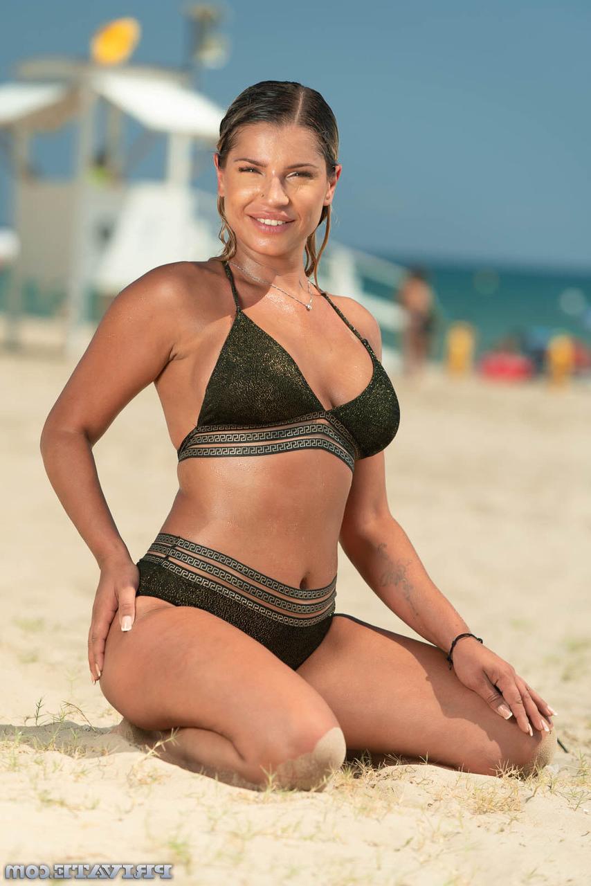 20P A linda russa Angel Rivas revela seus peitos grandes e gosta de sexo na piscina