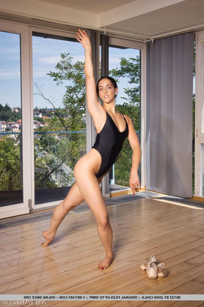 18P A adolescente morena Betzz tira os chinelos de bailarina para ficar totalmente nua