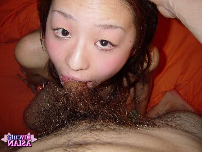 12P Asiatische Amateurin zieht sich ihre Netzstrümpfe und Höschen aus, bevor sie einen Schwanz lutscht