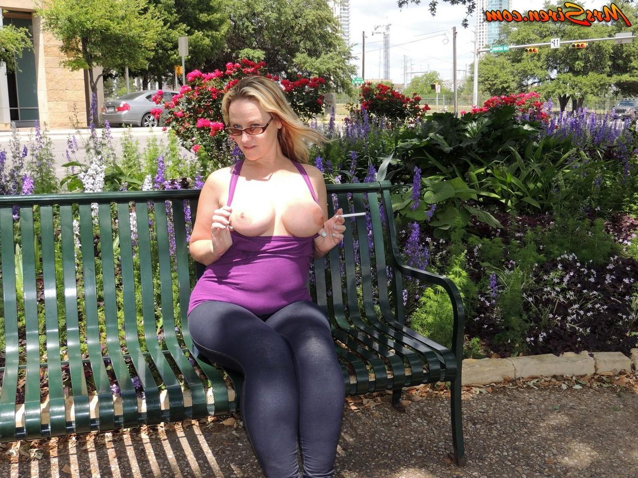 17P Big assed blonde Dee Siren fists her snatch in a car after public flashing