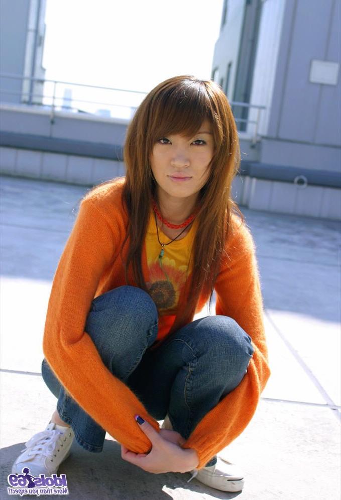 16P A adolescente japonesa Chisato expõe peitos pequenos e seu arbusto enquanto se troca