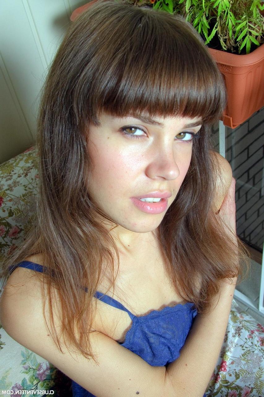 20P La jeune brune Nicole AA dévoile ses petits seins et montre sa chatte.