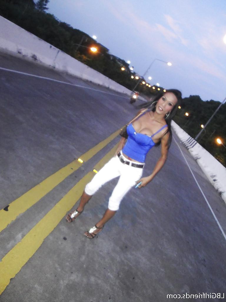 16P Big tit morena travesti tailandesa M exibindo seus peitos lá fora de salto alto