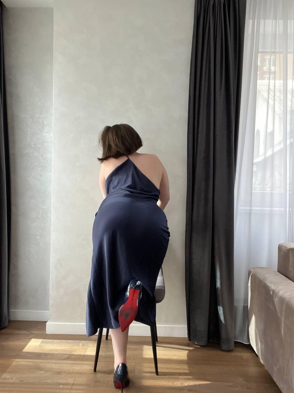 10P Fat OnlyFans モデルの Kristi KKK がストリップして巨乳とお尻を披露