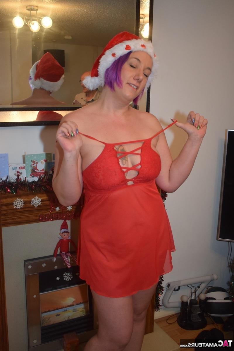 16P Sara Banks, femme mûre, joue avec ses seins lors d'un jeu en solo à Noël.