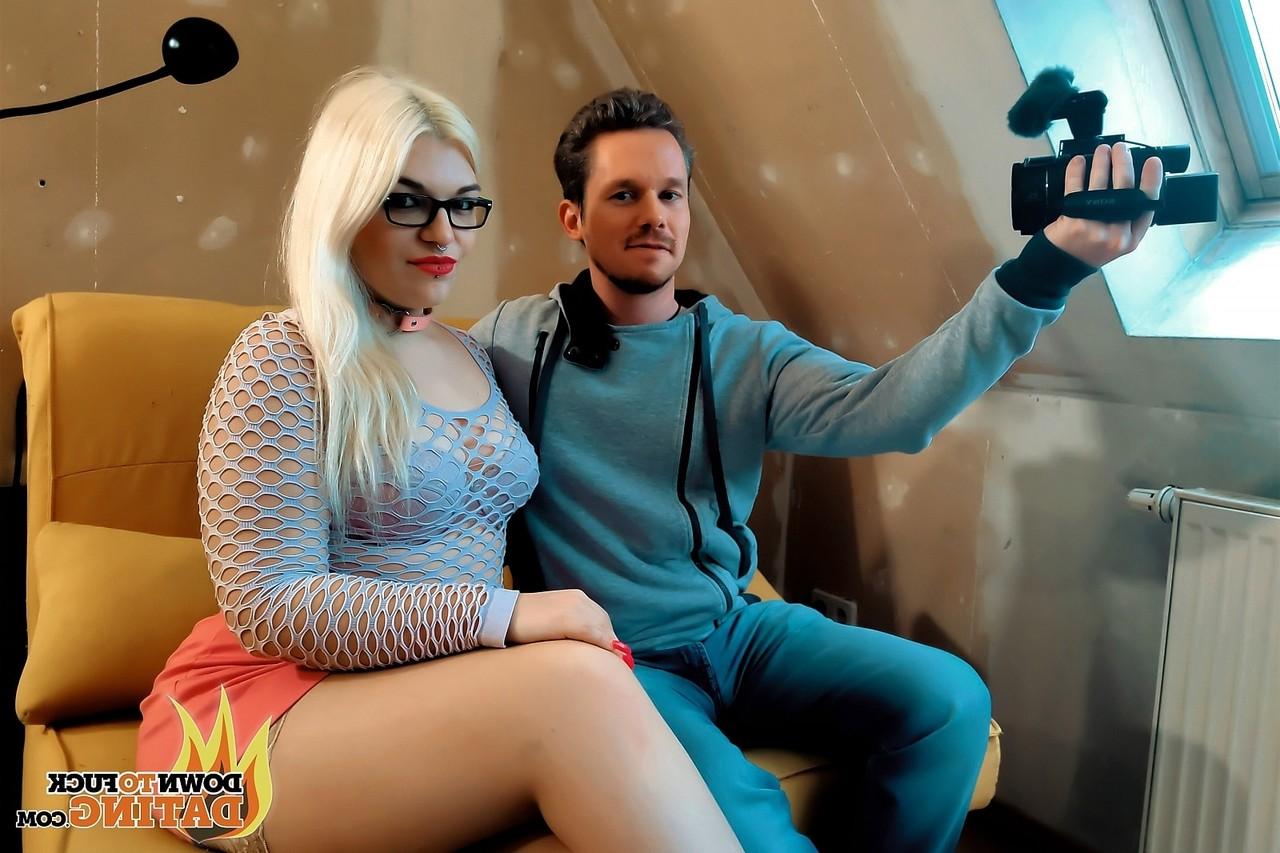 20P Loira MILF Mariella Sun mostra sua bunda grande e é abalroada por um cinegrafista
