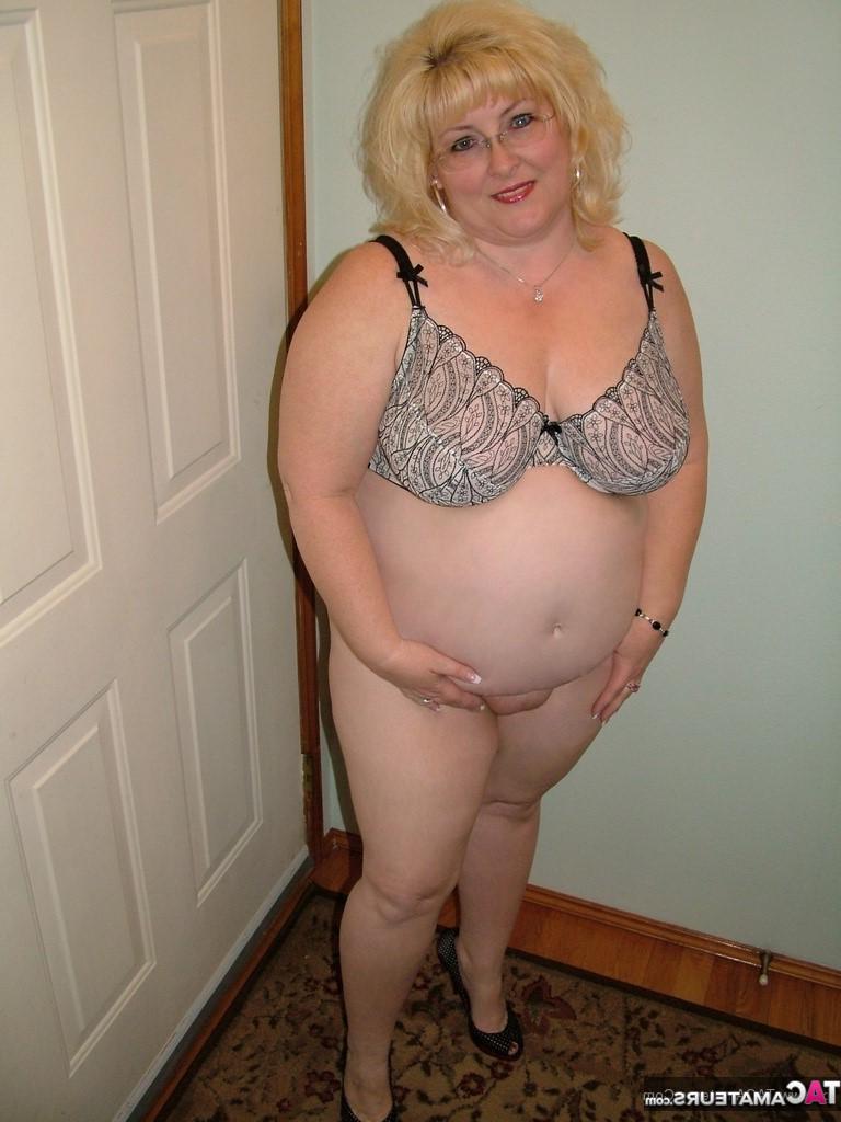 16P A loira com sobrepeso Taffy Spanx mostra sua bunda grande com um par de salto alto e óculos