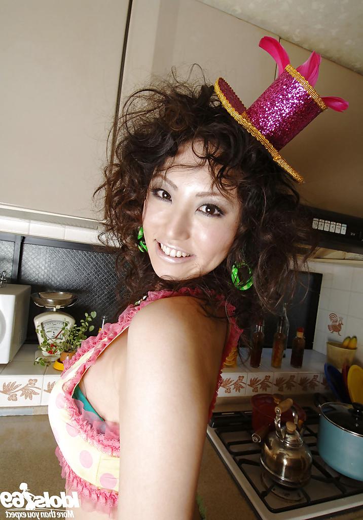 15P Sexy amador asian babe Takako Kitahara descobrindo suas curvas tentadoras