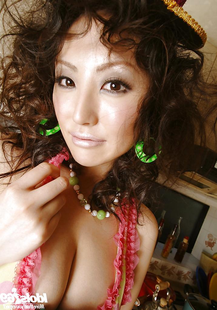 15P Sexy amador asian babe Takako Kitahara descobrindo suas curvas tentadoras
