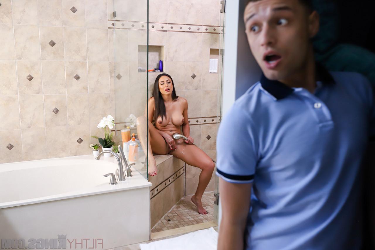 15P La femme sexy Cassie Del Isla séduit son beau-fils en lingerie noire.