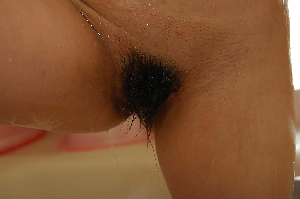 16P Adolescente asiática con trasero sexy duchándose y provocando su coño peludo
