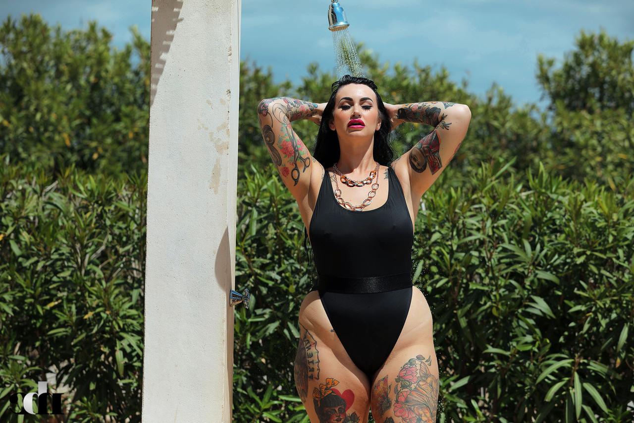 20P La gordita tatuada Cherrie Pie se desnuda en traje de baño mientras se ducha al aire libre