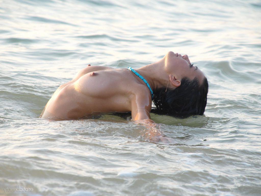 14P La modelo adolescente Margo A deja que las olas del océano bañen su cuerpo desnudo