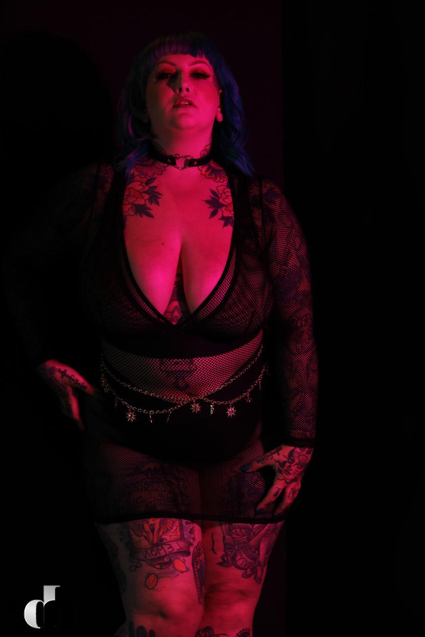20P A modelo gorda Galda Lou exibe seus enormes juggs e curvas tatuadas em um solo