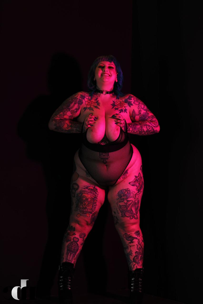 20P A modelo gorda Galda Lou exibe seus enormes juggs e curvas tatuadas em um solo