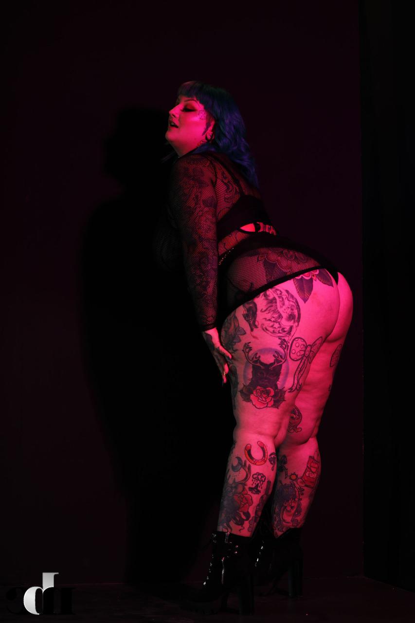 20P A modelo gorda Galda Lou exibe seus enormes juggs e curvas tatuadas em um solo