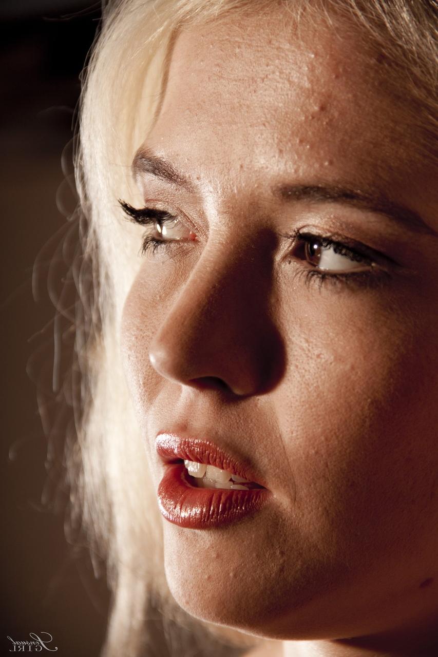 18P Der sanfte blonde Teenager mit heißen braunen Augen Tiffany Fox posiert auf dem Schreibtisch