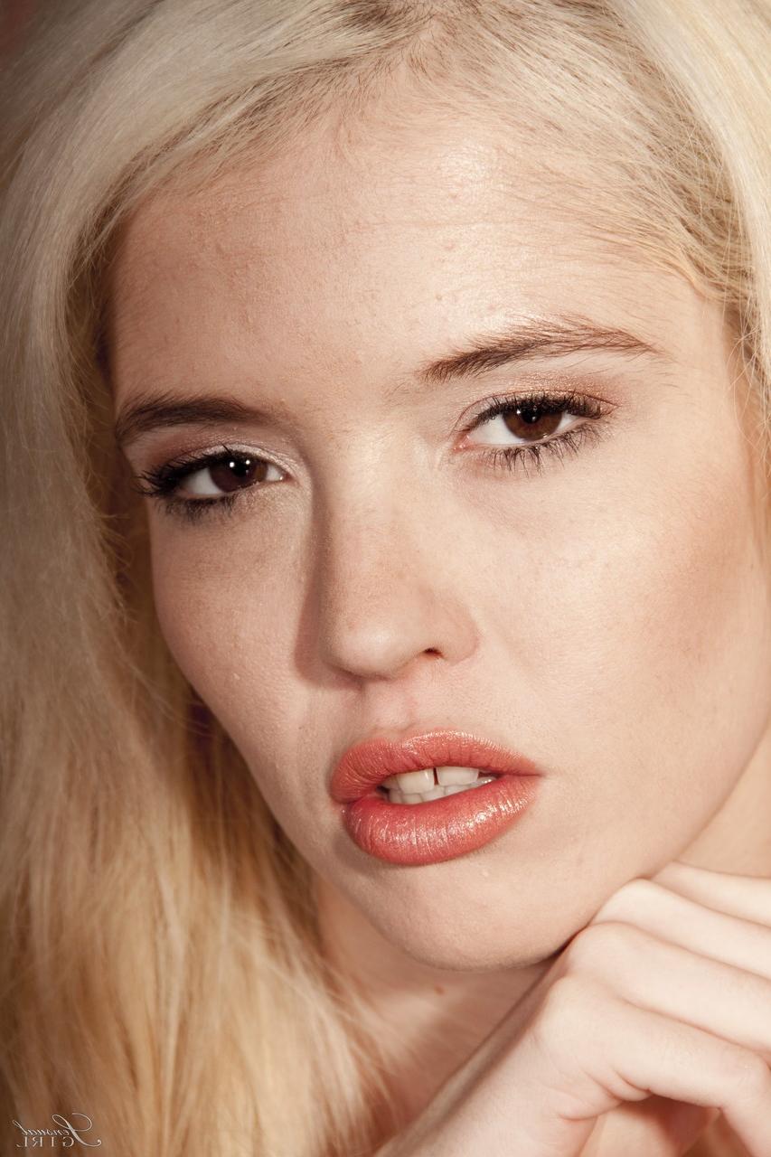 18P Der sanfte blonde Teenager mit heißen braunen Augen Tiffany Fox posiert auf dem Schreibtisch
