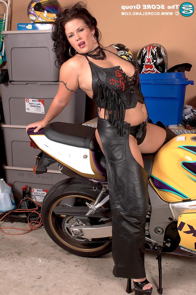 12P BBW Slone Ryder libère ses énormes seins dans des jambières en cuir et une culotte noire.
