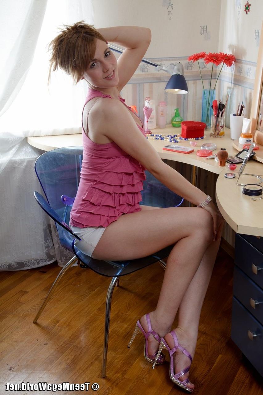 20P La jeune européenne Suzie montre ses jolis seins et sa chatte poilue avant de jouer.