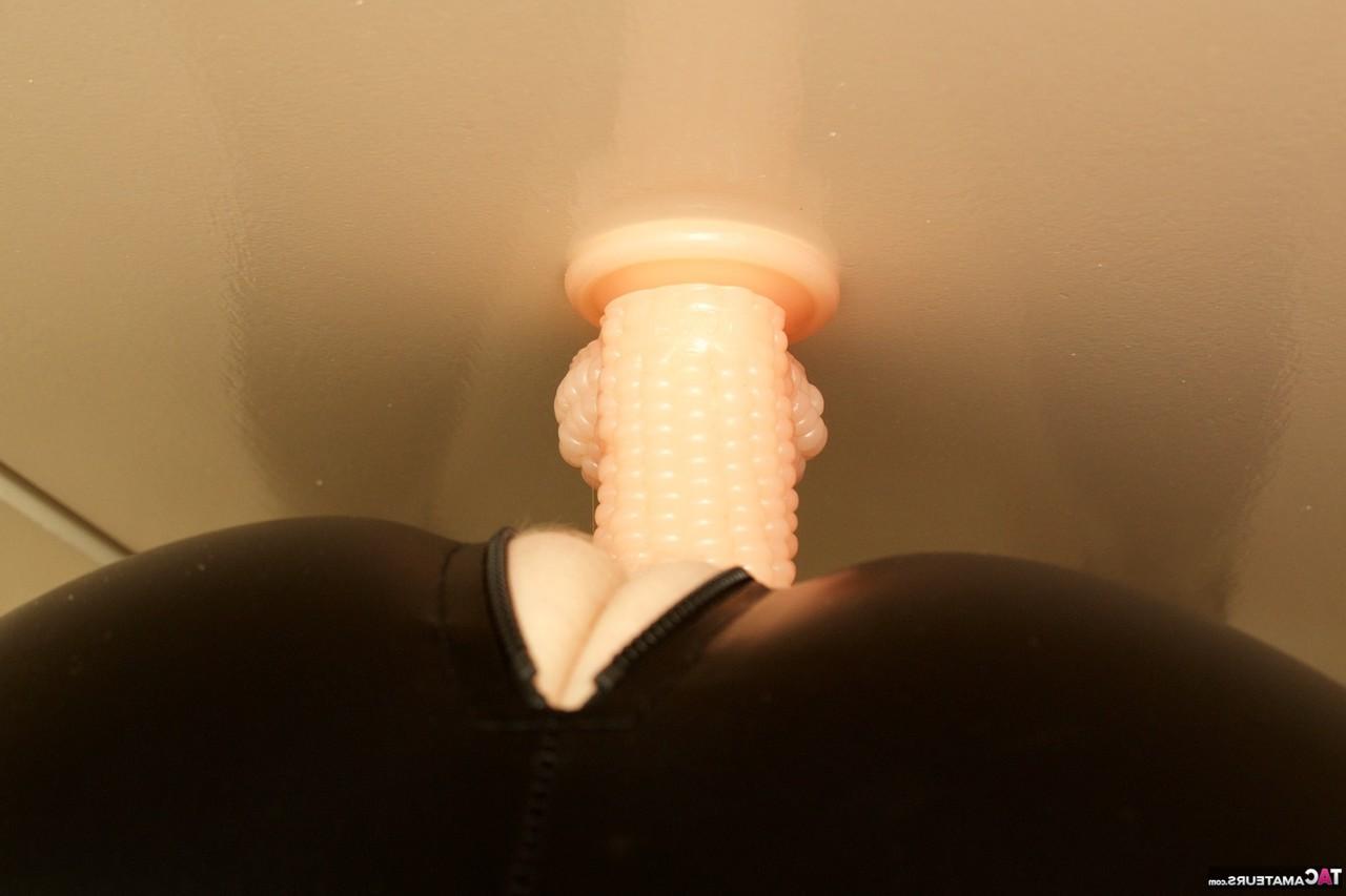 16P Mulher britânica madura Speedy Bee se masturba com um vibrador de sucção em látex