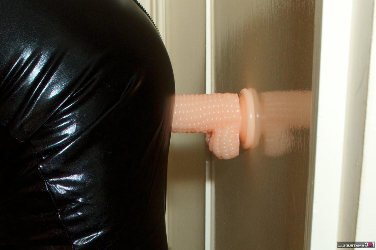 16P Mulher britânica madura Speedy Bee se masturba com um vibrador de sucção em látex
