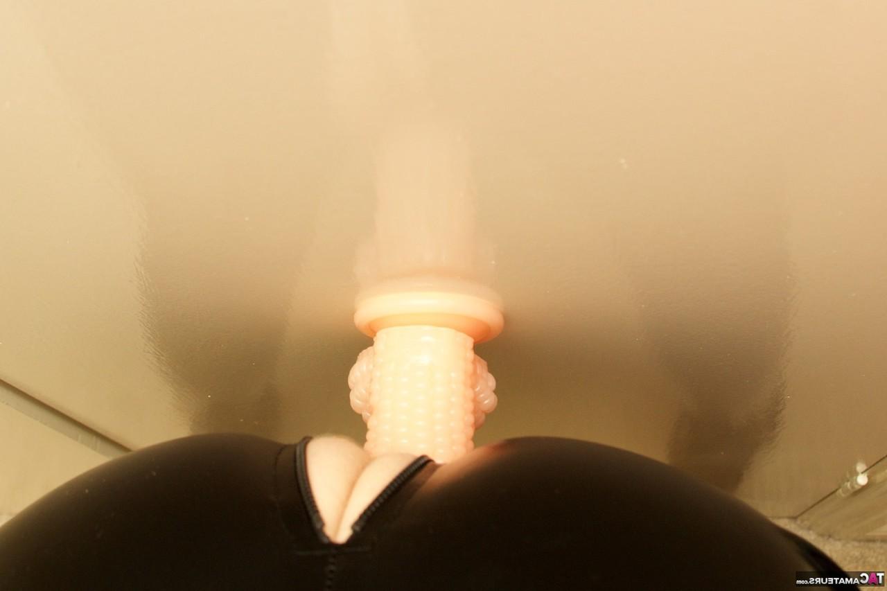 16P Mulher britânica madura Speedy Bee se masturba com um vibrador de sucção em látex