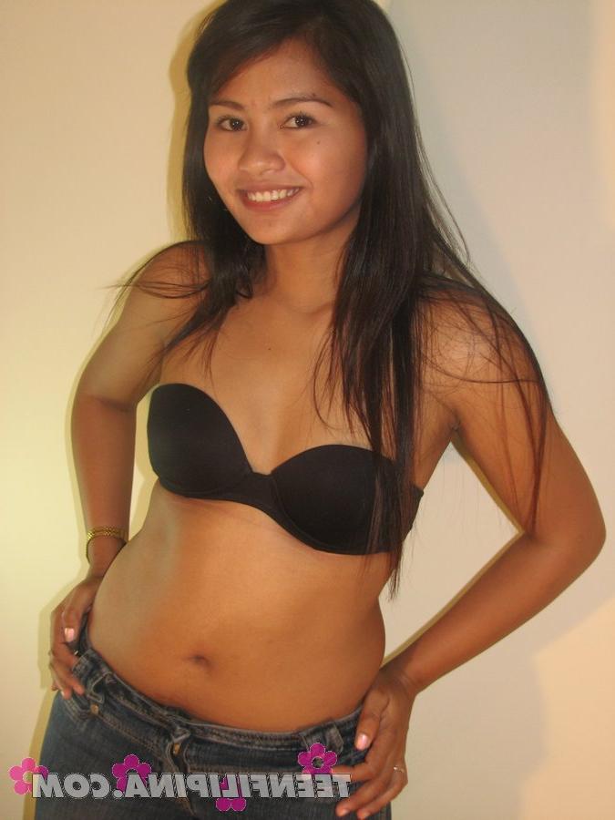 15P Une adolescente philippine découvre ses seins fermes avant de commencer à enlever ses sous-vêtements.