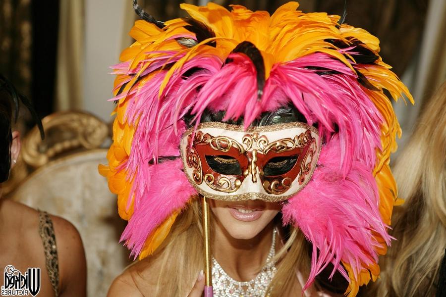 17P Des stars du porno masquées sexy sucent et baisent des bites bien dures dans une orgie sauvage