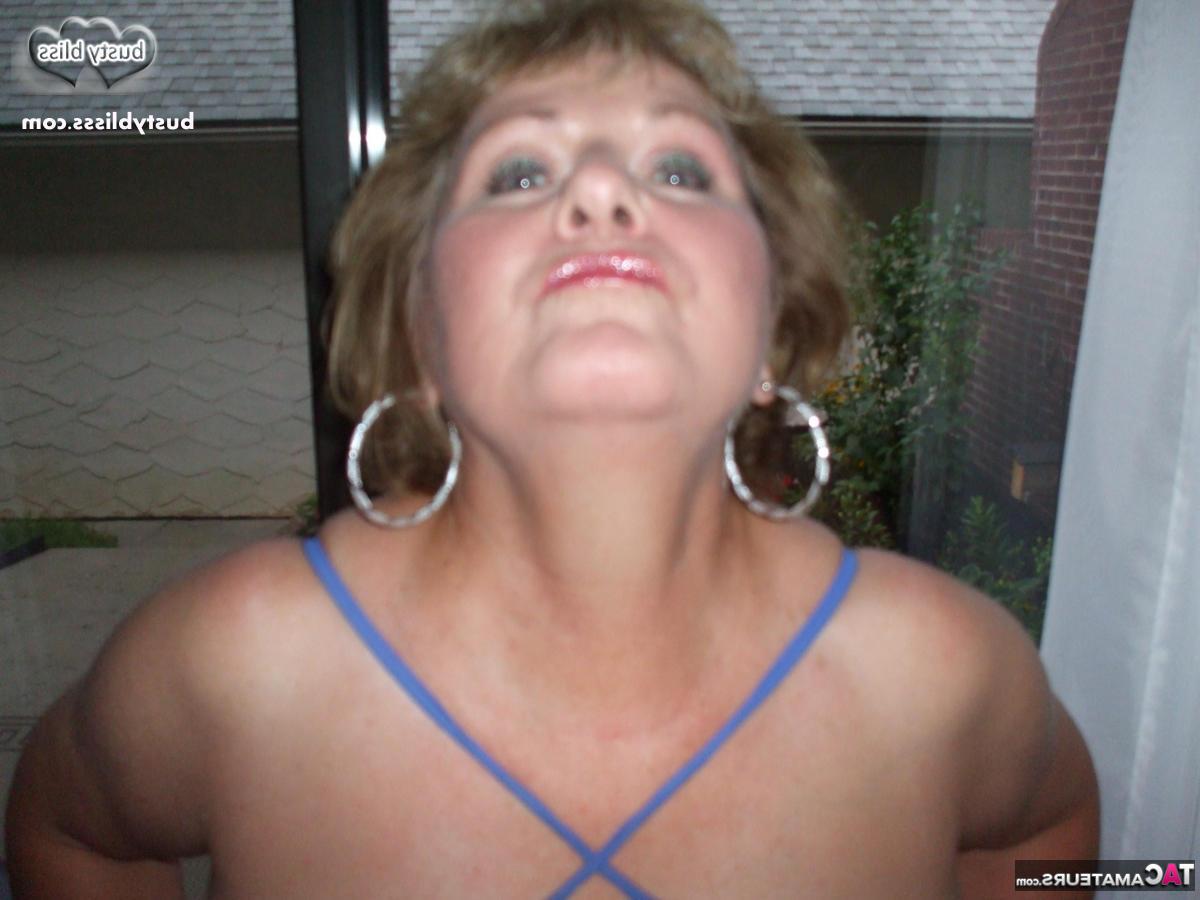 16P La mujer mayor gordita Busty Bliss y su amigo se desnudan sobre una botella