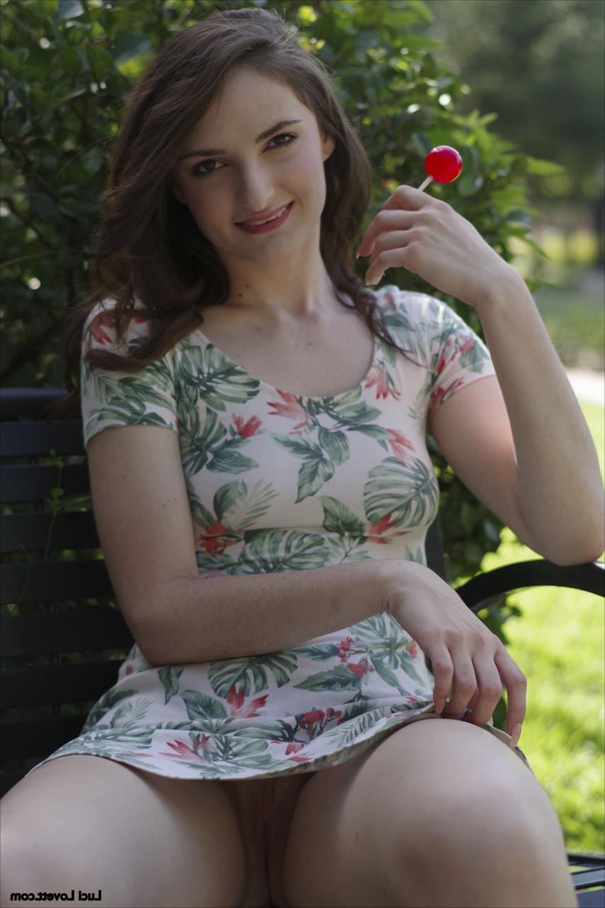 15P La joven estadounidense Luci Lovett muestra su coño mientras come una piruleta en público
