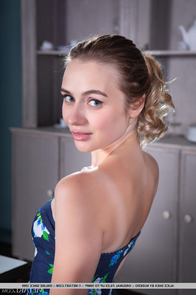 18P La douce jeune Alice Shea libère son superbe corps d'une robe à épaules dénudées.