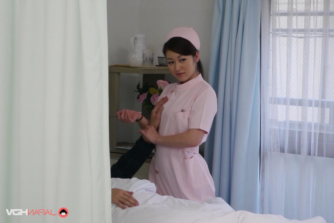 15P A enfermeira japonesa Maria Ono lambe o esperma dos dedos enquanto atende um paciente