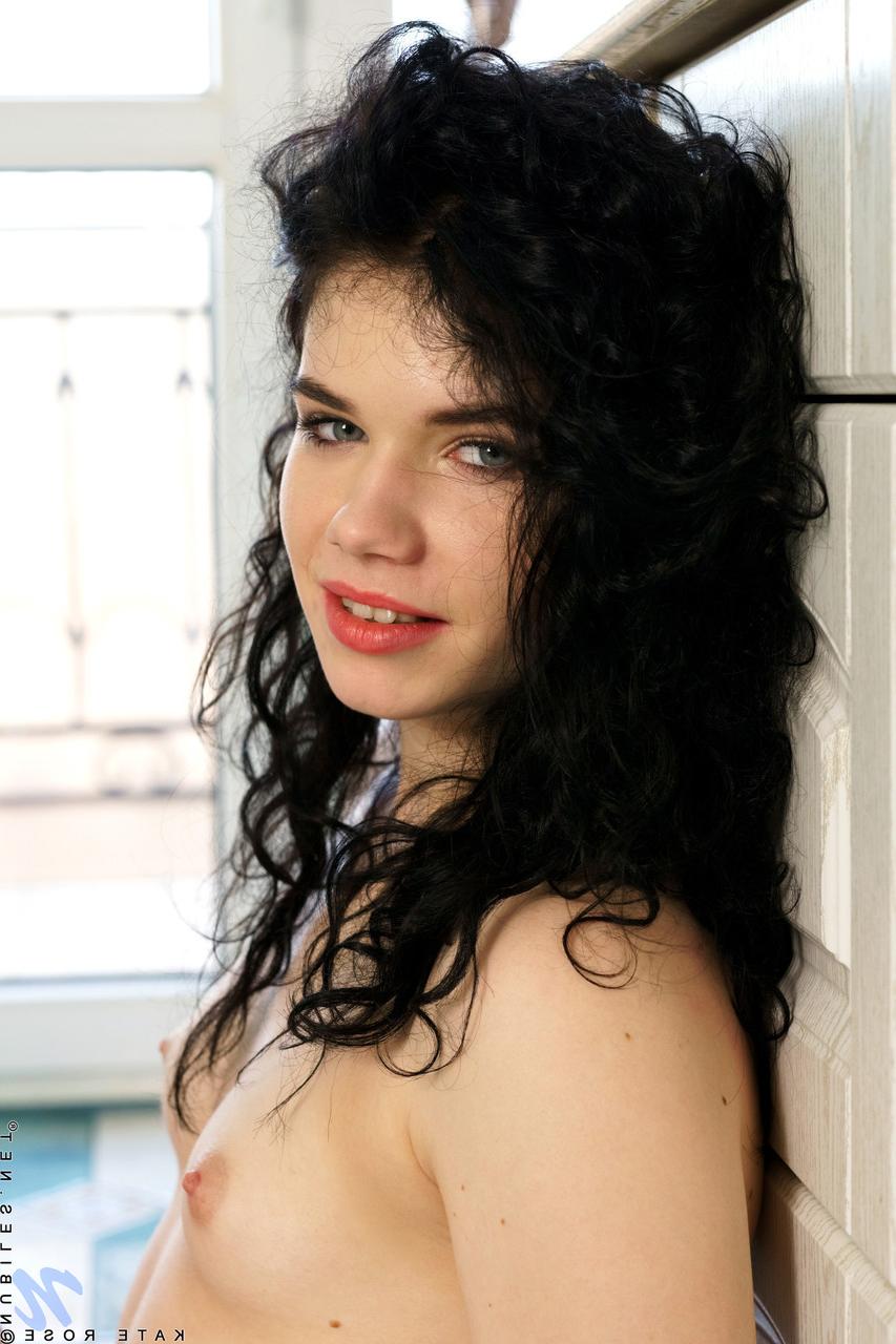 20P La jeune sexy Kate Rose enlève sa robe et taquine sa chatte avec des glaçons.