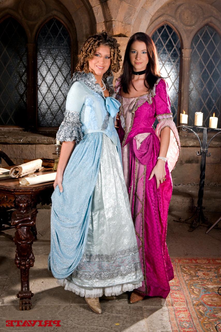 16P Meninas adolescentes vestem roupas de época antes de um trio em um prédio medieval