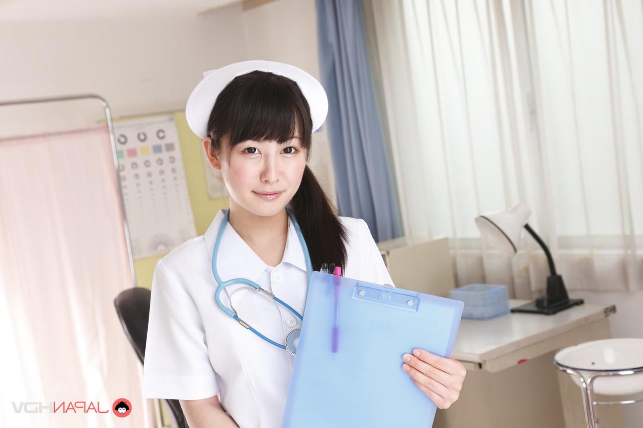 15P A enfermeira japonesa Ayumi Iwasa mostra seus peitos e buceta durante um show solo