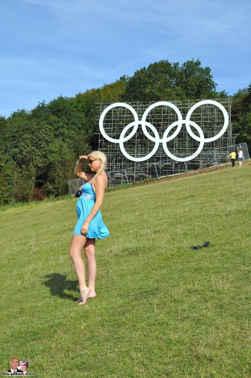 20P La rubia diana se levanta el uniforme de anfitriona para montar la polla de un viejo en bragas sin entrepierna
