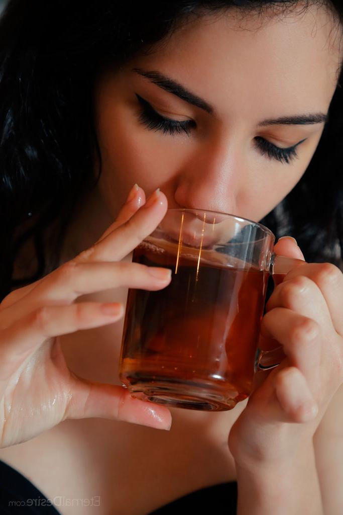 16P A adolescente morena esbelta Caddy A exibe sua bunda apertada e buceta tomando café