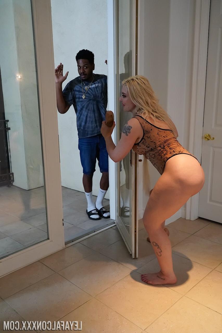 20P La estrella porno rubia con curvas Leya Falcon prueba una polla oscura y se la follan duro