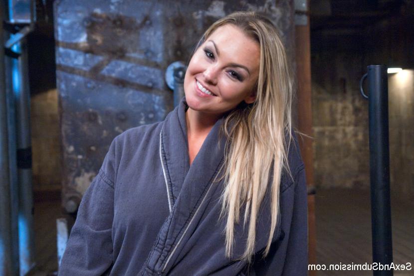 15P Die heiße Blondine Abbey Brooks wird in der Knechtschaft gefickt