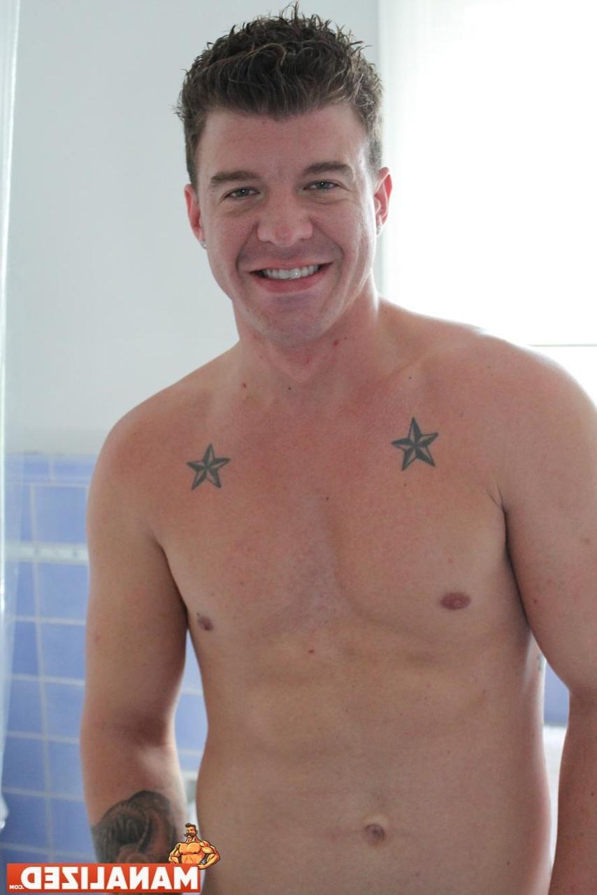 20P O ébano gay Zario Travezz tem seu grande espólio preto fodido pelo musculoso JJ Knight