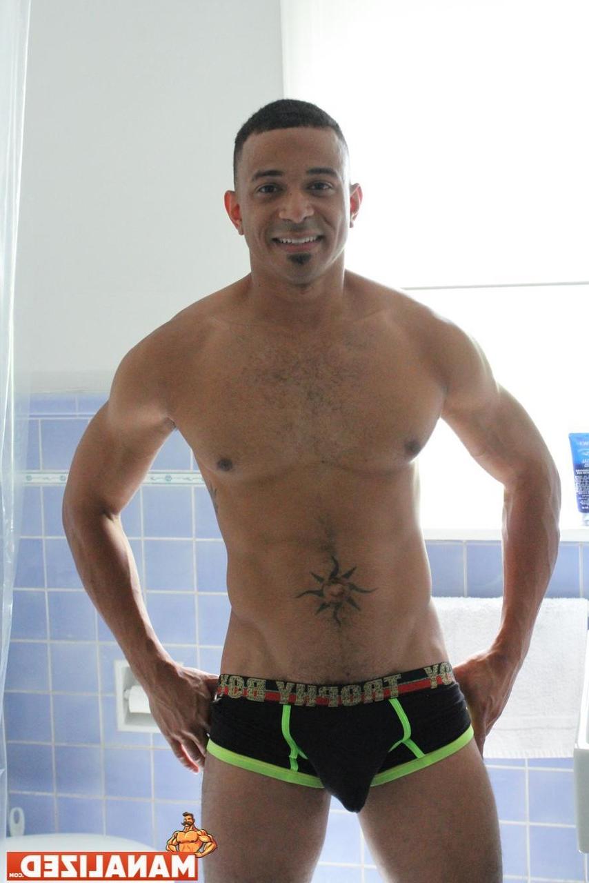 20P O ébano gay Zario Travezz tem seu grande espólio preto fodido pelo musculoso JJ Knight