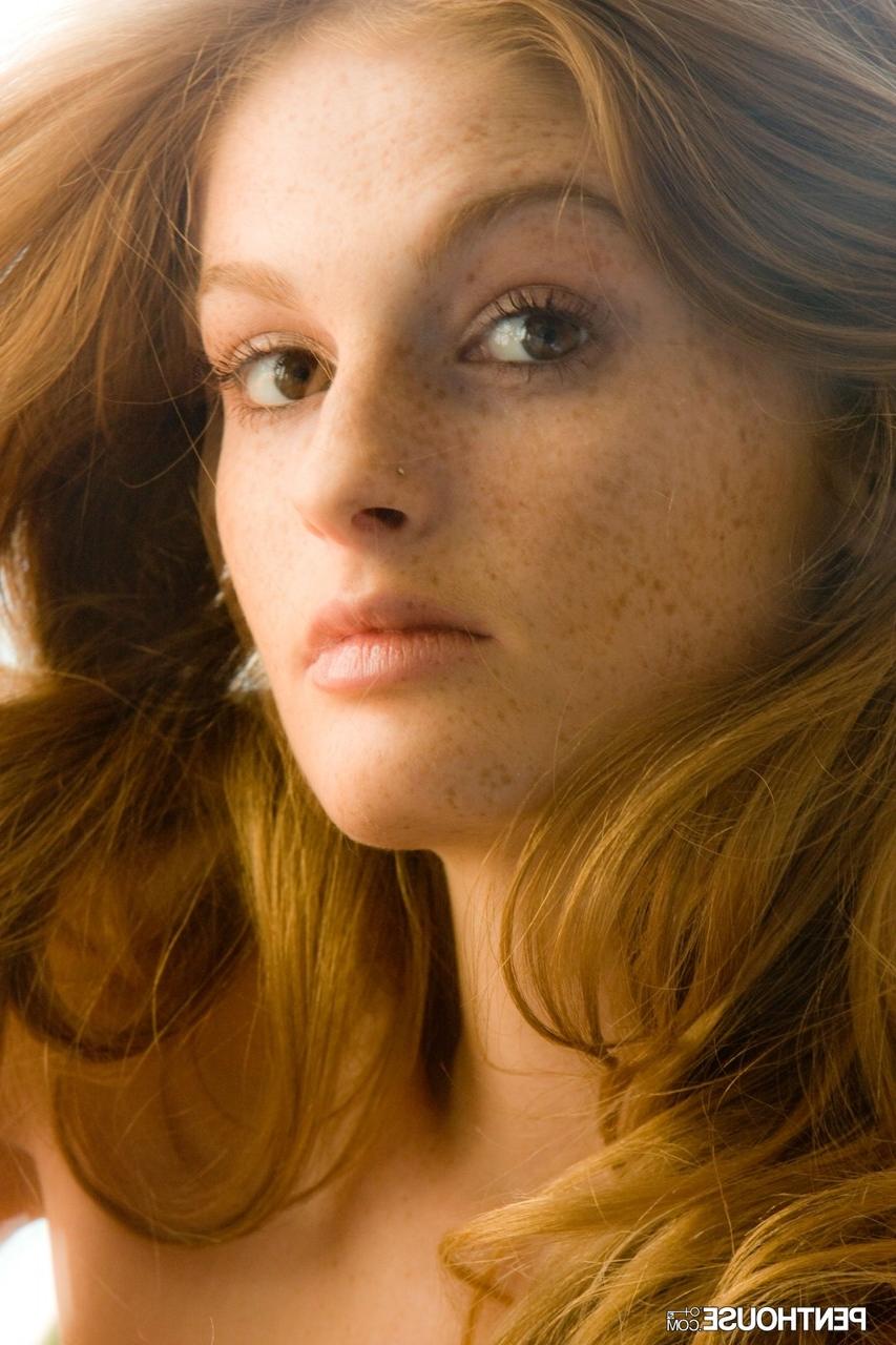17P A linda ruiva Faye Reagan exibe seus peitos e corpo quente na janela do banheiro
