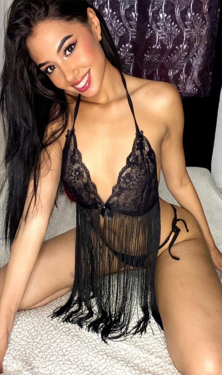 11P Die hübsche Brünette Cecilia Suarez stellt in einer sexy Zusammenstellung ihren großen Arsch zur Schau