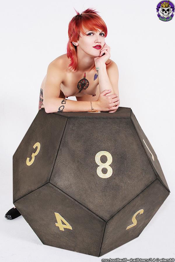 15P La rousse sexy Pandora Von Kit prend de superbes poses nues dans des ballerines.