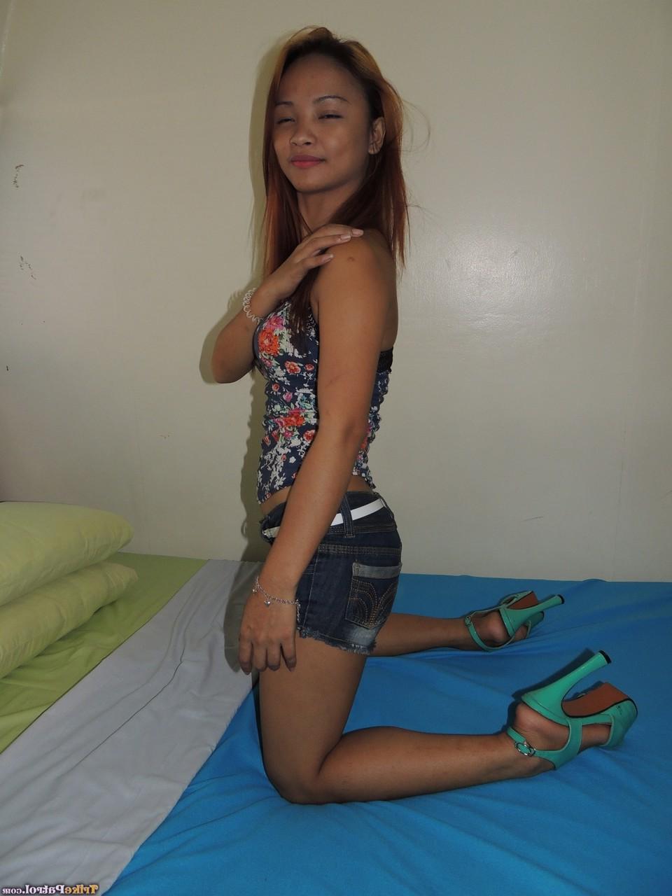 20P La jolie philippine Ayumi Galvez se déshabille, donne du plaisir oral et reçoit un creampie