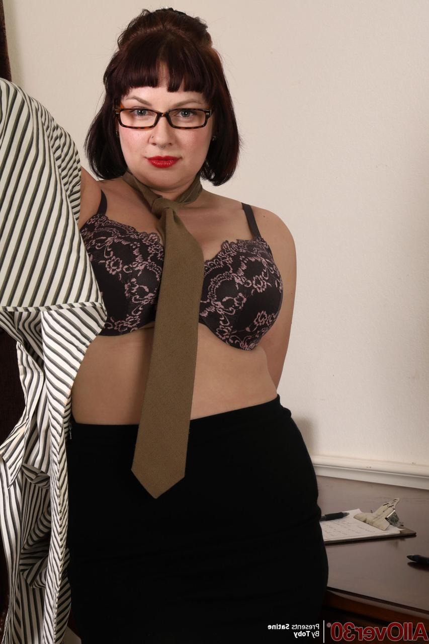 16P Die reife Sekretärin Satine hebt ihren großen Arsch hervor, nachdem sie sich nackt mit Brille gezeigt hat