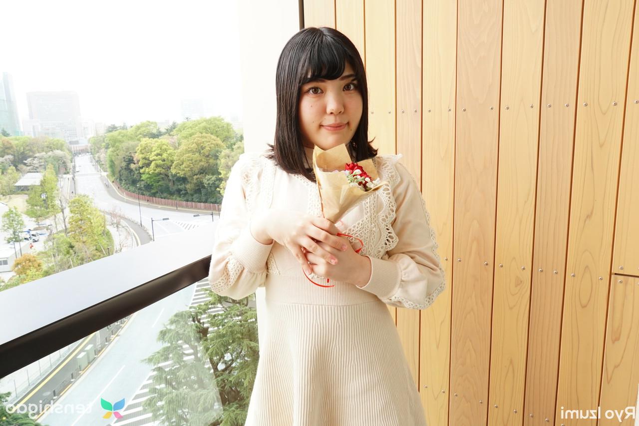 15P Das bezaubernde japanische Mädchen Ryo Izumi hält einen Blumenstrauß in der Hand, während sie nicht nackt ist